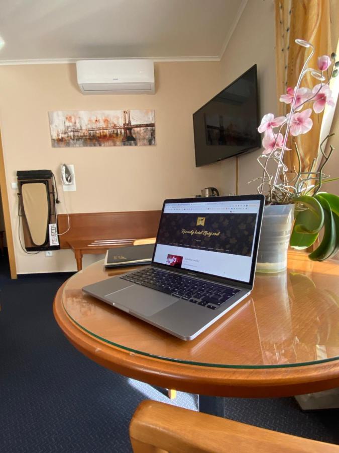 Zamecky Hotel Zlaty Orel Hranice  Exterior photo