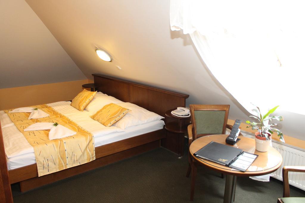 Zamecky Hotel Zlaty Orel Hranice  Exterior photo